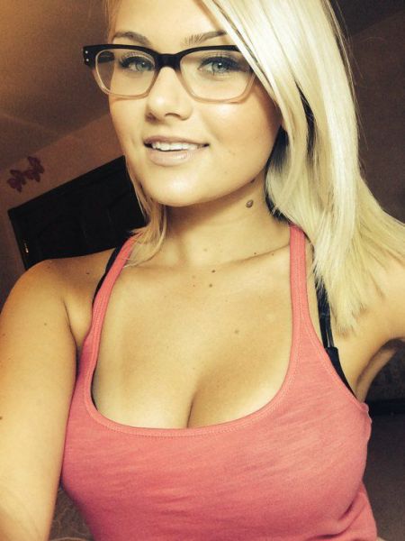 Hot Girls Who Look Cuter in Glasses