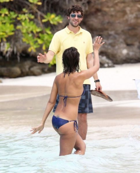 Jessica Alba Still Looks Sexy in a Bikini