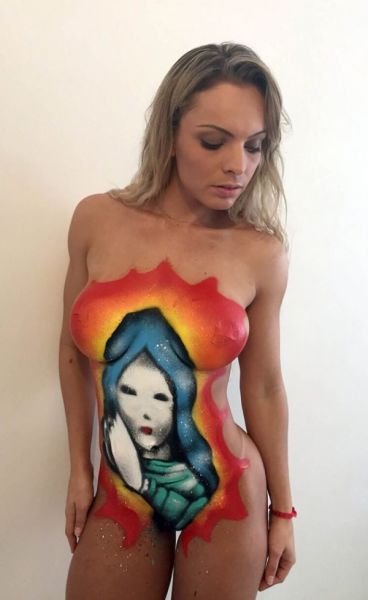 Miss Bumbum Winner Uses Her Body as a Canvas for a Striking Painting