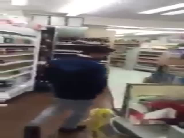 Shopkeeper Hands Out Some Brutal Punishment to Unsuspecting Thief