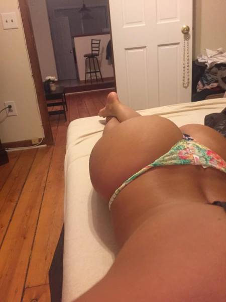 The Best of Butt’s Over Backs Pics That We’ve Seen in Days