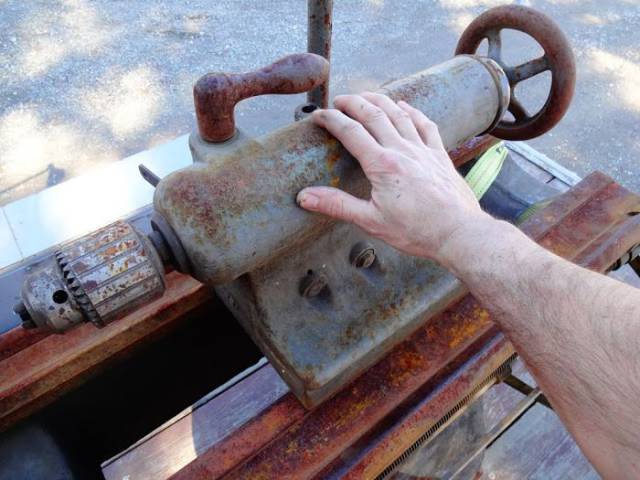 Guy Finds An Old And Rusty Hendey Lathe Of 1911 At A Junkyard