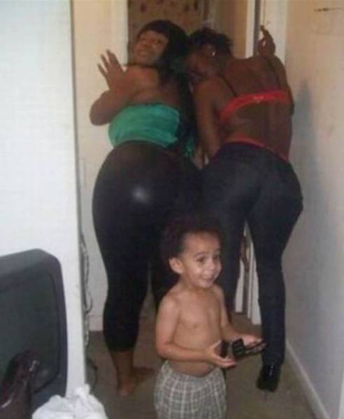 Mom Selfie Fails That Deserve "The Worst Mother Of The Year" Award