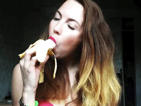 Девушка ест банан. Женщина с бананом. Глотает банан. Девушка с бананом во рту.