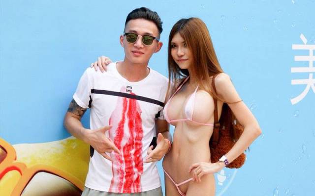 A Chinese Model Earns Money By Walking Around Half-Naked