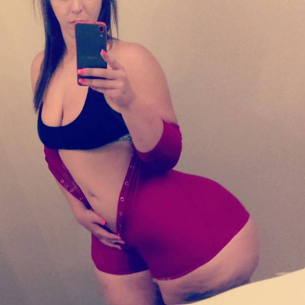 This Chick Is Blowing Up The Internet With Her 70 Inch Butt
