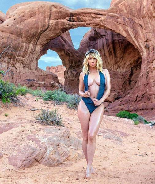 Hot Model And Professional Poker Player Travels Around America Posting Her Racy Pics On Instagram