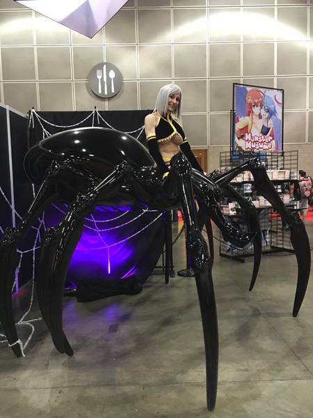 Absolute Smokeshow And Cosplayer Marie-Claude Made An Incredible Spider Costume