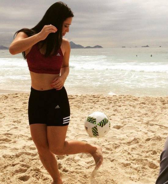 Brazilian Girl Raquel Benetti The Queen Of Freestyle Football 10 Pics 1 Video