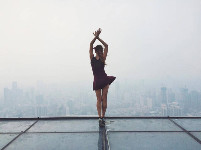 Rooftopper Girl Risks Her Life To Take Impressive Shots