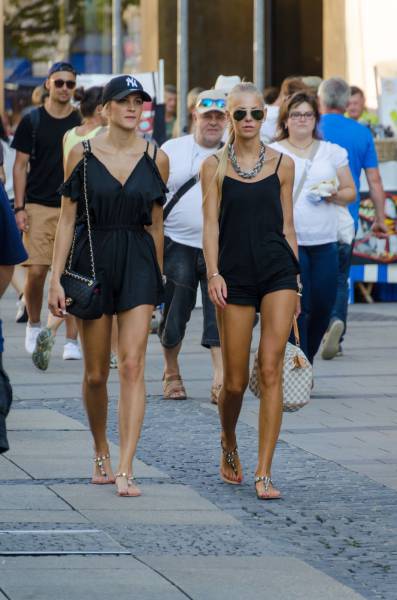 Beautiful And Sexy Girls Spotted In The Street Pics Izispicy Com