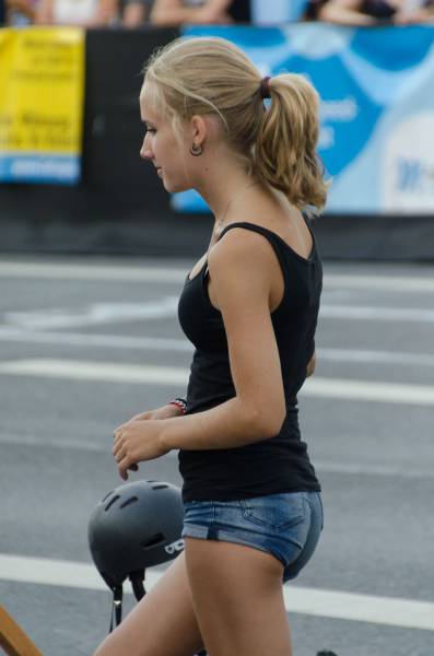 Beautiful And Sexy Girls Spotted In The Street