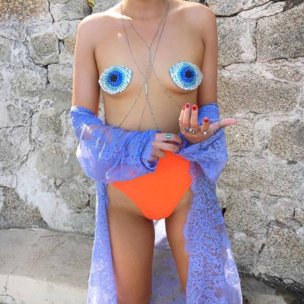 Glitter Nipples Are A New Raging Trend Today