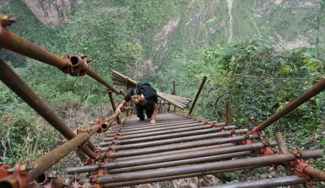 Chinese Kids Who Take One The Most Dangerous Paths To Go To School Finally Get A Steel Ladder For A Safer Climbing