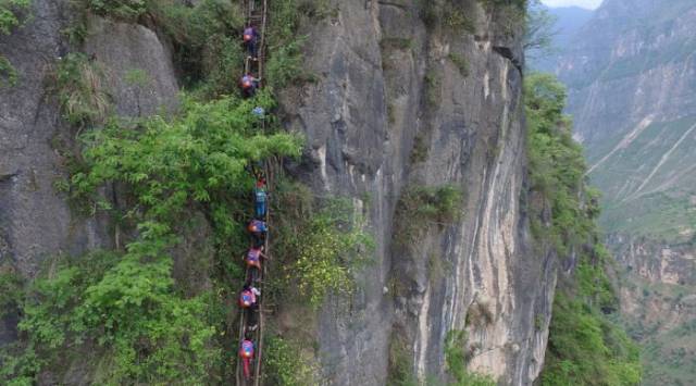 Chinese Kids Who Take One The Most Dangerous Paths To Go To School Finally Get A Steel Ladder For A Safer Climbing