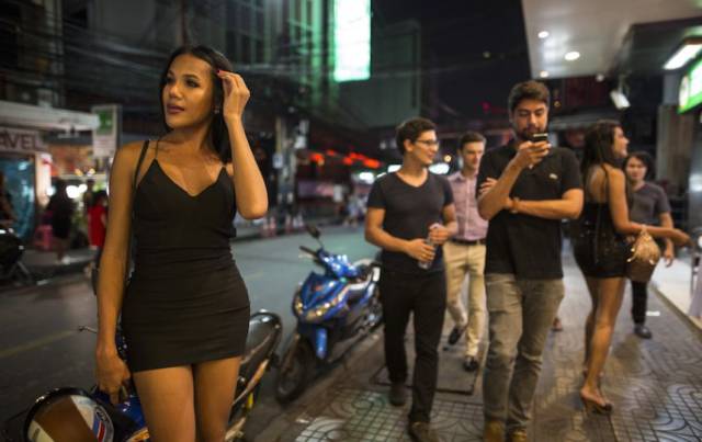 Thailand Prostitutes Put On Their Mourning Clothes 6 Pics