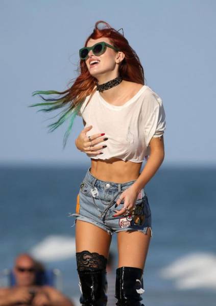 Bella Thorne The Former Disney Star Shows Some Underboob In Miami